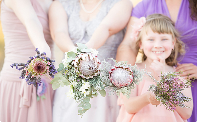 Тренд свадебной моды - один цветок вместо букета невесты