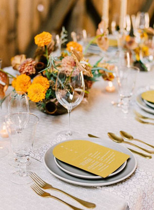 осенняя свадьба, декор стола в желтом цвете