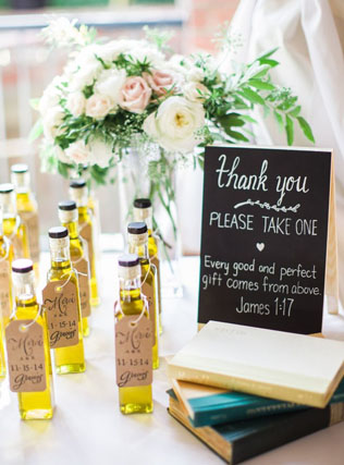 Осенние подарки-комплименты для гостей: оливковое масло в бутылочках 