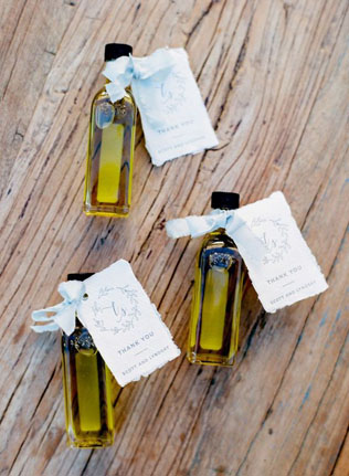 Осенние подарки-комплименты для гостей: оливковое масло в бутылочках 