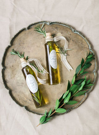 Осенние подарки-комплименты для гостей: оливковое масло в бутылочках 