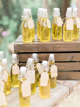 Осенние подарки-комплименты для гостей: оливковое масло в бутылочках 