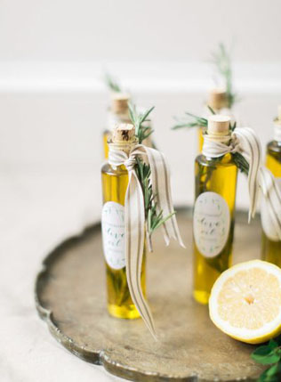 Осенние подарки-комплименты для гостей: оливковое масло в бутылочках 