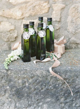 Осенние подарки-комплименты для гостей: оливковое масло в бутылочках 