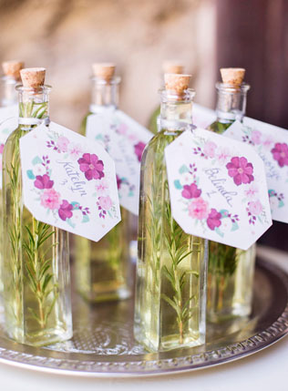 Осенние подарки-комплименты для гостей: оливковое масло в бутылочках 