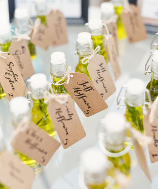 Осенние подарки-комплименты для гостей: оливковое масло в бутылочках 