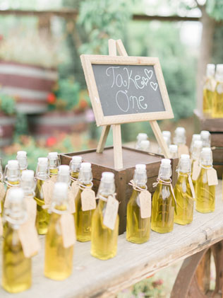 Осенние подарки-комплименты для гостей: оливковое масло в бутылочках 