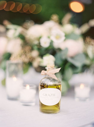 Осенние подарки-комплименты для гостей: оливковое масло в бутылочках 