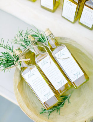 Осенние подарки-комплименты для гостей: оливковое масло в бутылочках 