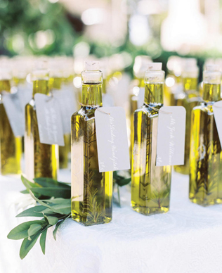 Осенние подарки-комплименты для гостей: оливковое масло в бутылочках 