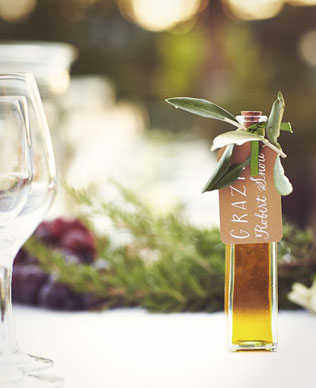 Осенние подарки-комплименты для гостей: оливковое масло в бутылочках 