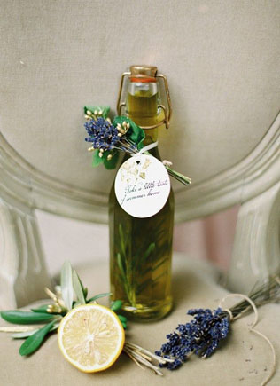 Осенние подарки-комплименты для гостей: оливковое масло в бутылочках 