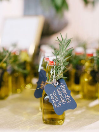 Осенние подарки-комплименты для гостей: оливковое масло в бутылочках 