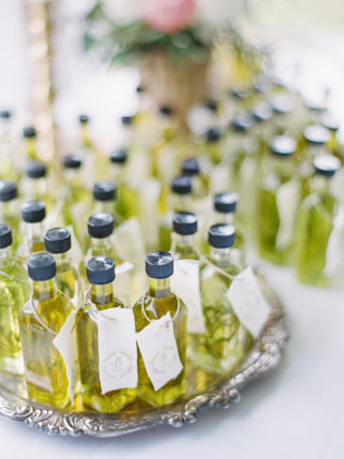 Осенние подарки-комплименты для гостей: оливковое масло в бутылочках 