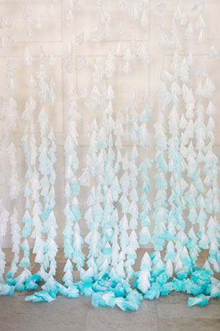 Тренд 2015: свадьба в стиле омбре, фотозона из гирлянды