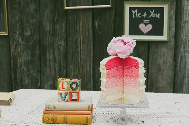 Тренд 2015: свадьба в стиле омбре, разрезанный торт