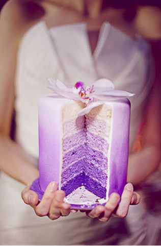 Тренд 2015: свадьба в стиле омбре, торт в руках невесты