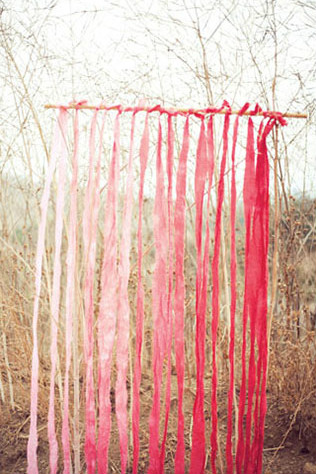 Тренд 2015: свадьба в стиле омбре, фотозона из лент