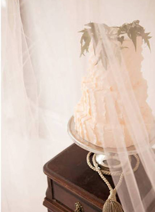 Свадьба в деталях: нежная органза и тюль, свадебный торт