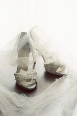 Свадьба в деталях: нежная органза и тюль, туфли невесты