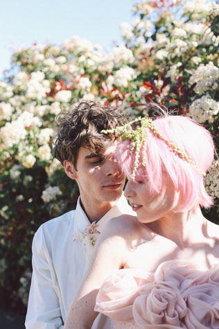 Все цвета радуги: оригинальные свадебные прически 