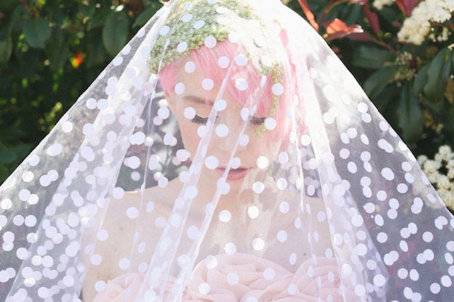 Все цвета радуги: оригинальные свадебные прически 