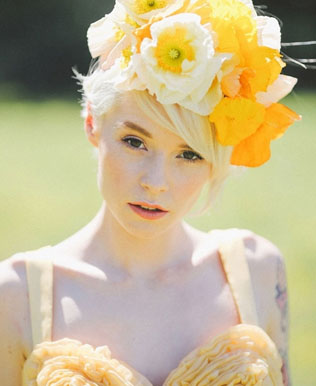 Все цвета радуги: оригинальные свадебные прически 