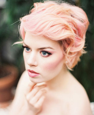 Все цвета радуги: оригинальные свадебные прически 