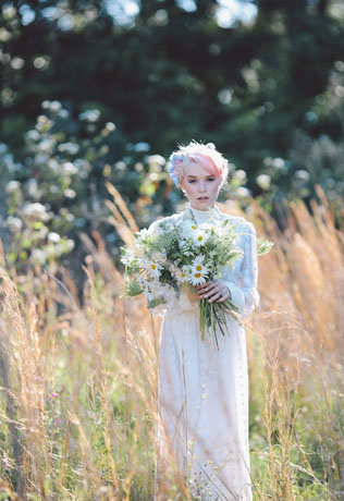 Все цвета радуги: оригинальные свадебные прически 