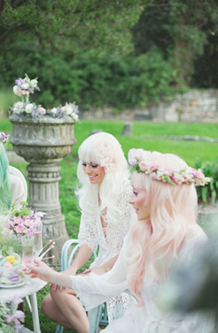 Все цвета радуги: оригинальные свадебные прически 