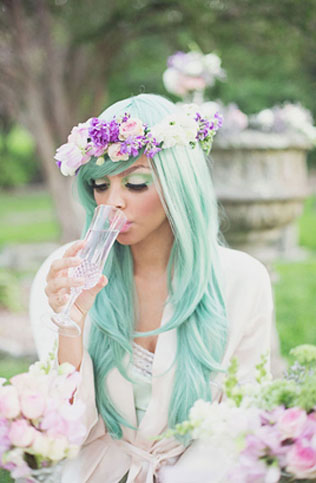 Все цвета радуги: оригинальные свадебные прически 