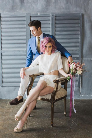 Все цвета радуги: оригинальные свадебные прически 