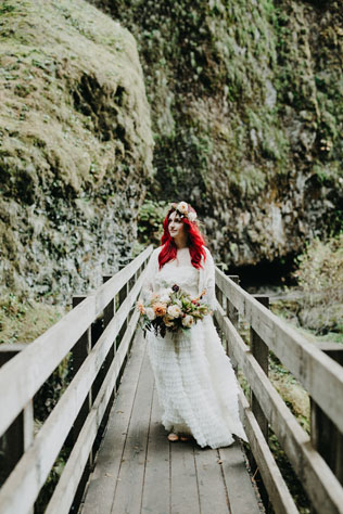 Все цвета радуги: оригинальные свадебные прически 