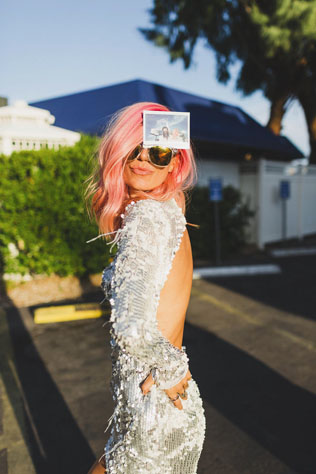 Все цвета радуги: оригинальные свадебные прически 