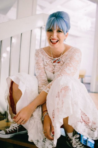 Все цвета радуги: оригинальные свадебные прически 