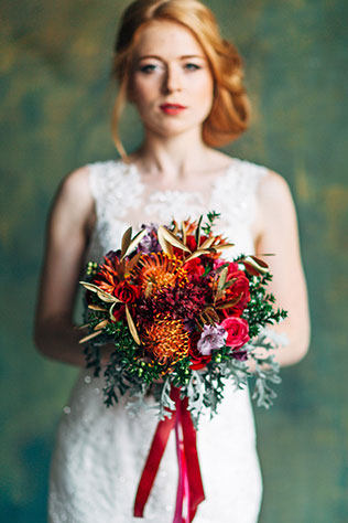 осеннее утро невесты в ярких тонах, букет невесты