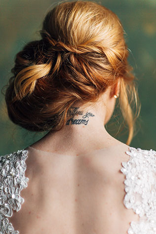 осеннее утро невесты в ярких тонах, прическа невесты