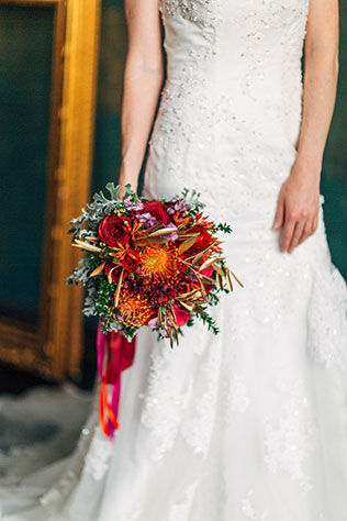 осеннее утро невесты в ярких тонах, букет невесты
