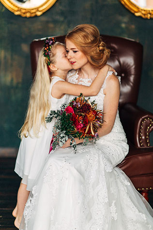 осеннее утро невесты в ярких тонах, невеста с маленькой девочкой