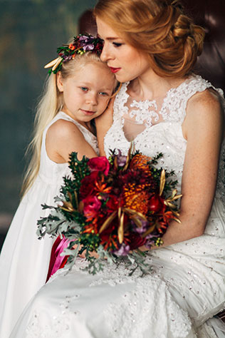 осеннее утро невесты в ярких тонах, невеста с маленькой девочкой