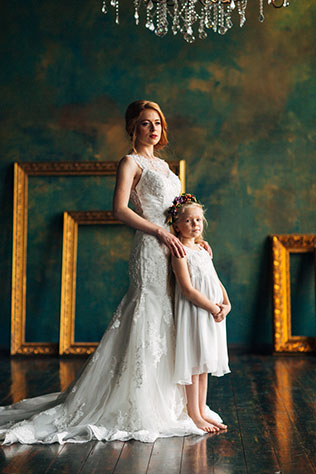 осеннее утро невесты в ярких тонах, невеста с маленькой девочкой