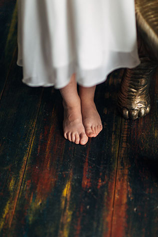 осеннее утро невесты в ярких тонах, маленькая девочка