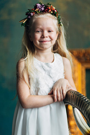 осеннее утро невесты в ярких тонах, маленькая девочка