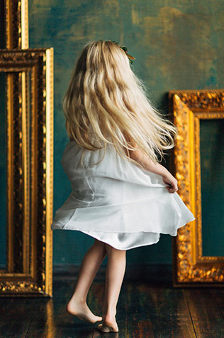 осеннее утро невесты в ярких тонах, маленькая девочка