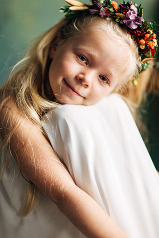 осеннее утро невесты в ярких тонах, маленькая девочка