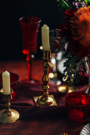 осеннее утро невесты в ярких тонах, свечи в декоре