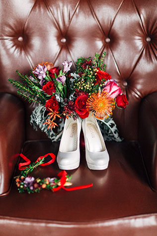 осеннее утро невесты в ярких тонах, туфли и букет невесты