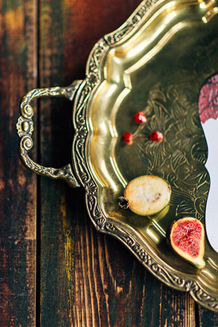 осеннее утро невесты в ярких тонах, фрукты в декоре