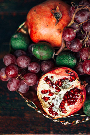 осеннее утро невесты в ярких тонах, фрукты в декоре