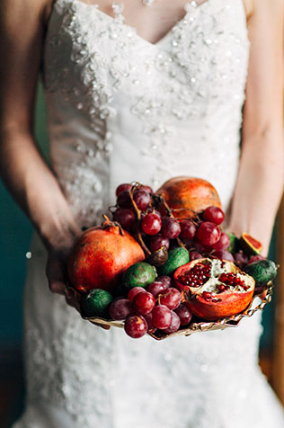 осеннее утро невесты в ярких тонах, фрукты в декоре